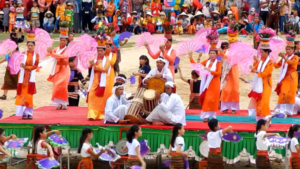 Thuê xe du lịch tham gia lễ hội Katê Ninh Thuận 2016