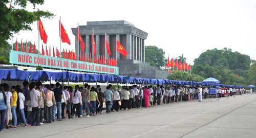 Xếp hàng vào viếng Lăng Bác