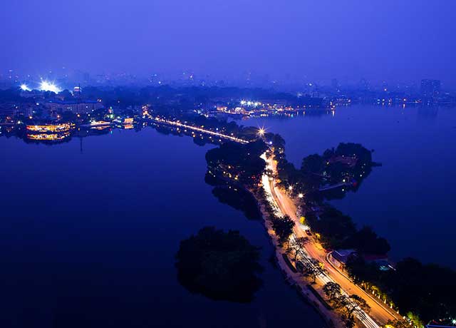 Hình ảnh mùng 8 tháng 3 hẹn hò lãng mạn ở Hà Nội
