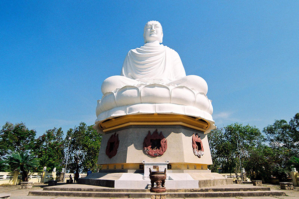 Tượng Phật trắng chùa Long Sơn