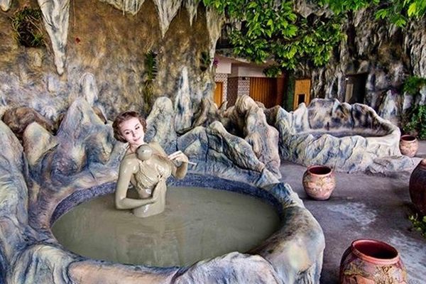Suối nước nóng Tháp Bà