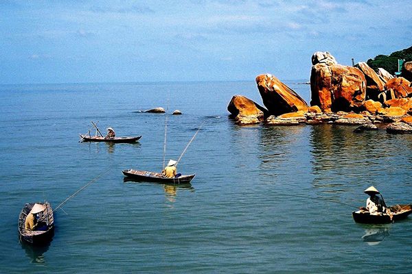 Hòn Đá Bạc vươn lên giữa biển